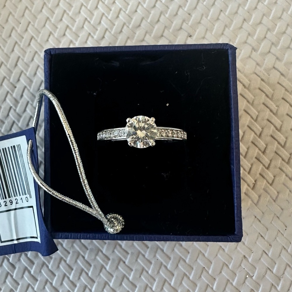 SWAROVSKI - NWT- Size 7 ring- White round stone - clear crystals